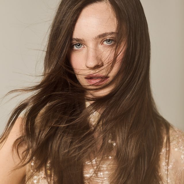 ✨L’eleganza non si riconosce da quanto si nota. Si riconosce da quanto riesce ad accompagnare ogni movimento con naturalezza.
Ogni progetto nasce dall’ascolto, dalla ricerca e dal desiderio di creare capelli che vivano insieme alla persona, ben oltre il tempo trascorso in salone.
—
L’eleganza del movimento. ✨
#RenatoFirenze #HairEditorial #LuxuryHair #HairInspiration #Eleganza