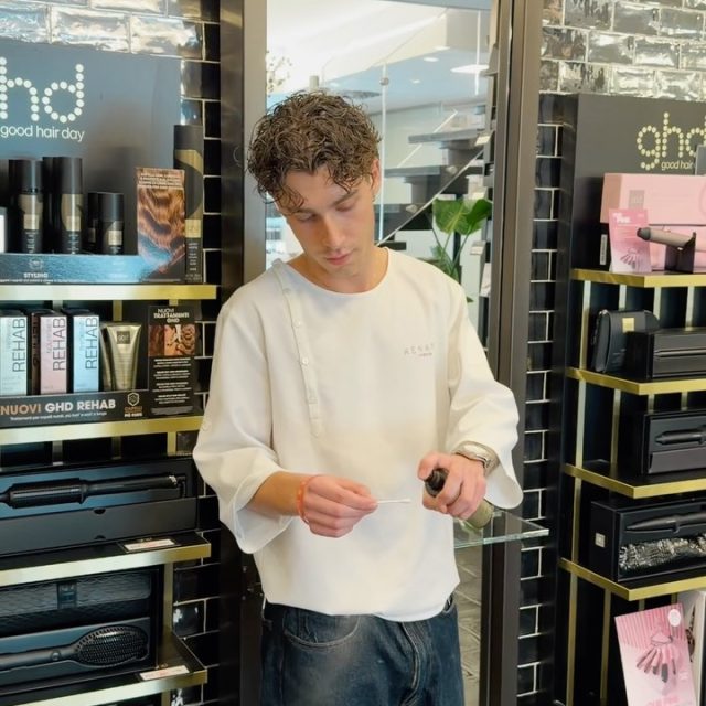 La differenza si vede. La protezione fa la differenza.
Ogni styling dovrebbe iniziare da un gesto semplice, ma fondamentale: proteggere i capelli dal calore.
Per questo, prima di ogni piega, utilizziamo GHD Bodyguard: il termoprotettore studiato per aiutare a proteggere la fibra capillare fino a 230°C, senza appesantire i capelli.
Per noi non è un semplice prodotto, ma il primo passo di ogni styling. Perché capelli belli sono, prima di tutto, capelli protetti.
✨ La bellezza dei capelli inizia sempre dalla loro protezione.
#GHDBodyguard #GHDItalia #RenatoFirenze #HairCare #Termoprotettore