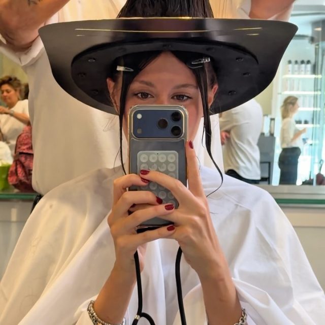 Rientro alla routine? Sì, ma con uno stile spaziale.✨
Un taglio scalato,studiato per donare una leggerezza fluida e un movimento naturale. A impreziosire il look, l’accessorio “space”: una nota che trasforma la semplicità in puro design.
