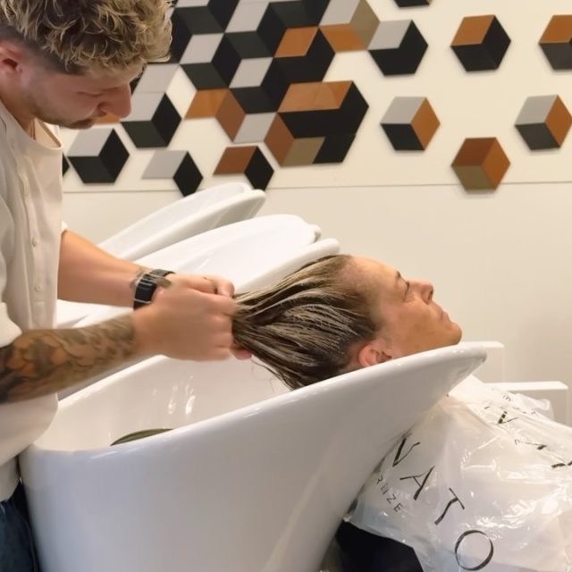 Una tecnica a mano libera, lavorata ciocca dopo ciocca e massaggiata delicatamente prima del risciacquo, per accompagnare le sfumature e ottenere un risultato luminoso, morbido e naturale.

Il colore non si applica soltanto. Si lavora.