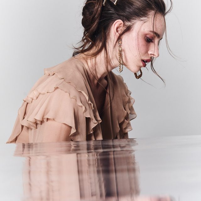 Ricercare non significa necessariamente aggiungere.
A volte significa togliere, osservare meglio, trovare la proporzione giusta e lasciare che ogni elemento abbia il proprio spazio.
È lì che la tecnica smette di mostrarsi e rimane soltanto una sensazione di armonia.
Per noi innovare significa anche questo: continuare a evolvere senza perdere la propria identità.